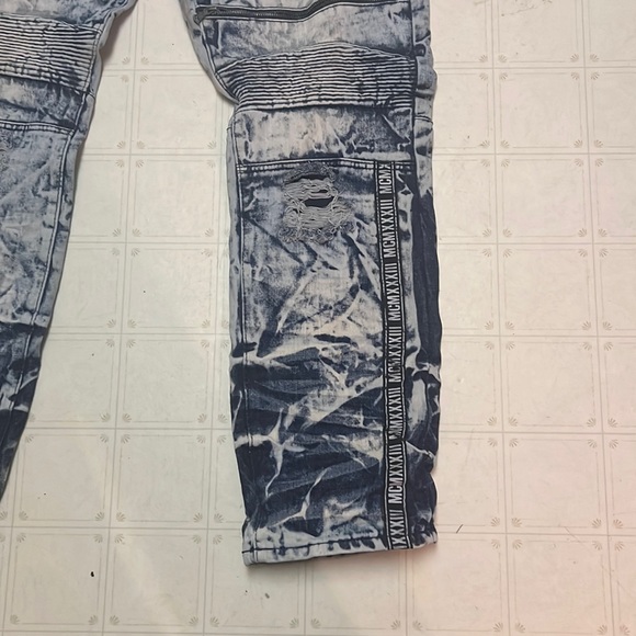 Red Ape Size 40X30 - Picture 9 of 13